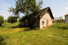 Działka z drewnianym domkiem i budynkiem gospodarczym