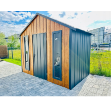 Nowoczesny domek ogrodowy z dużymi oknami