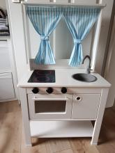 Drewniana kuchnia dla dzieci IKEA SPISIG z tablicą kredową
