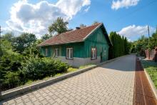 Drewniany dom z 1937 r. | 70,84 m² | działka 1046 m² | |Przeworsk, ul.